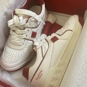 Valentino garavani sneaker  size 7.5